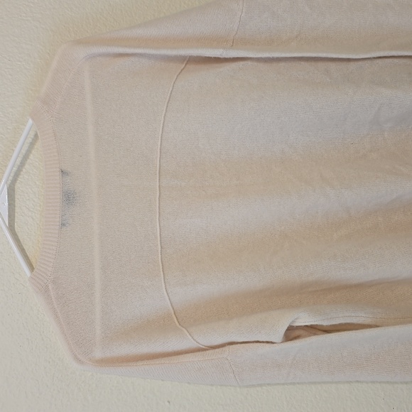 SKULL CREAM/IVORY  CASHMERE VNECK SWEATER SIZE SMALL - Picture 4 of 11